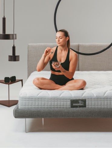 woman with circle on Magniflex mattress 2 